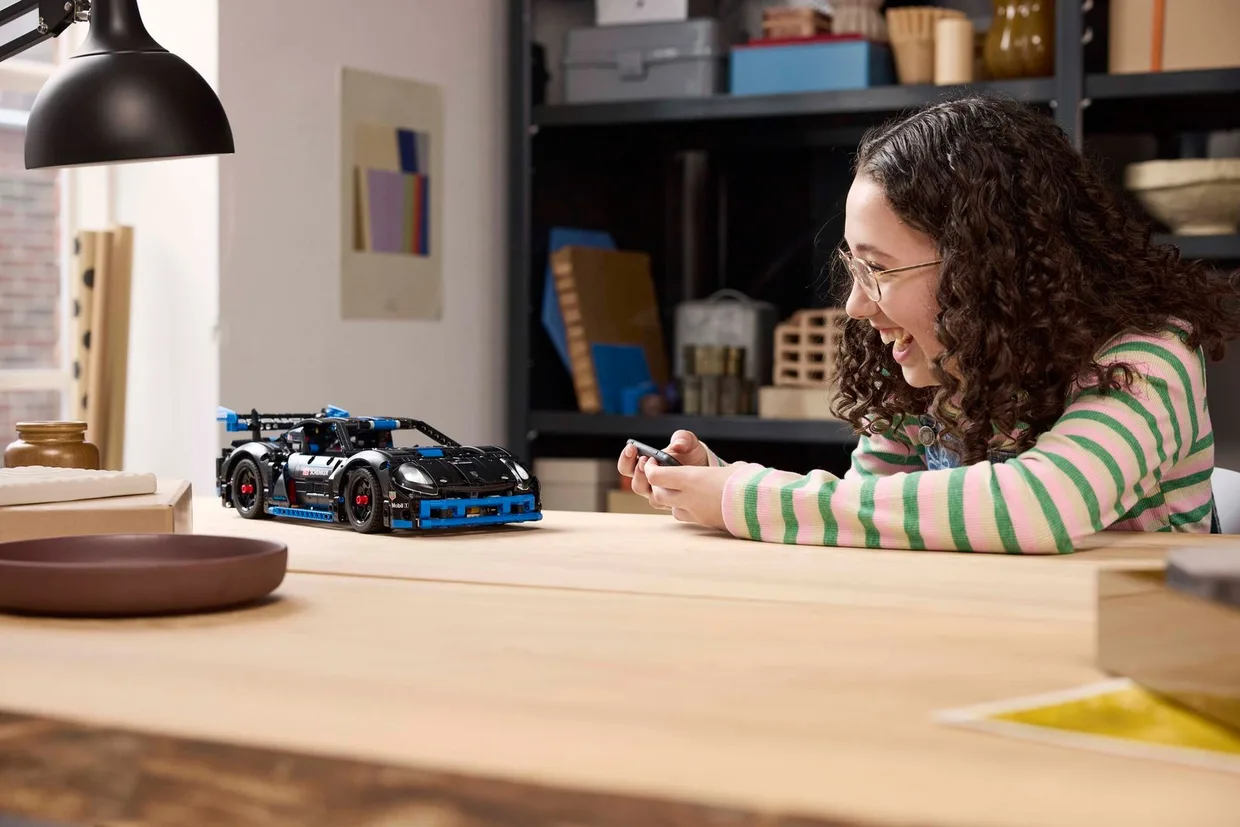 Конструктор LEGO Technic Гоночний автомобіль Porsche GT4 e-Performance (42176) — фото 6