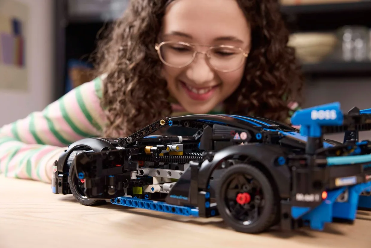 Конструктор LEGO Technic Гоночний автомобіль Porsche GT4 e-Performance (42176) — фото 7