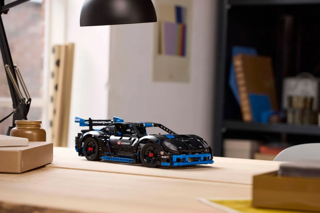 Конструктор LEGO Technic Гоночний автомобіль Porsche GT4 e-Performance (42176) — фото 9