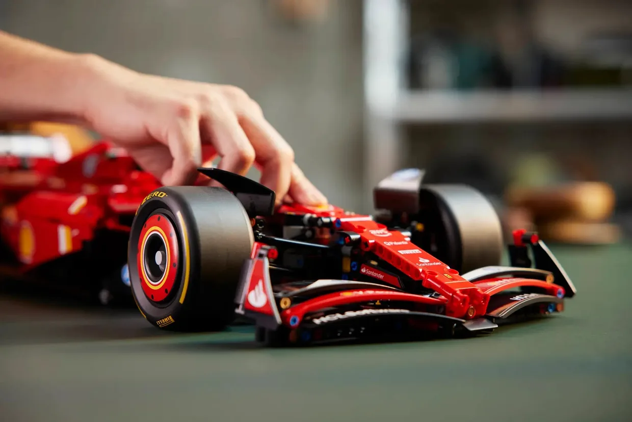 Конструктор LEGO Technic Автомобиль F1 Ferrari SF-24 (42207) — фото 10