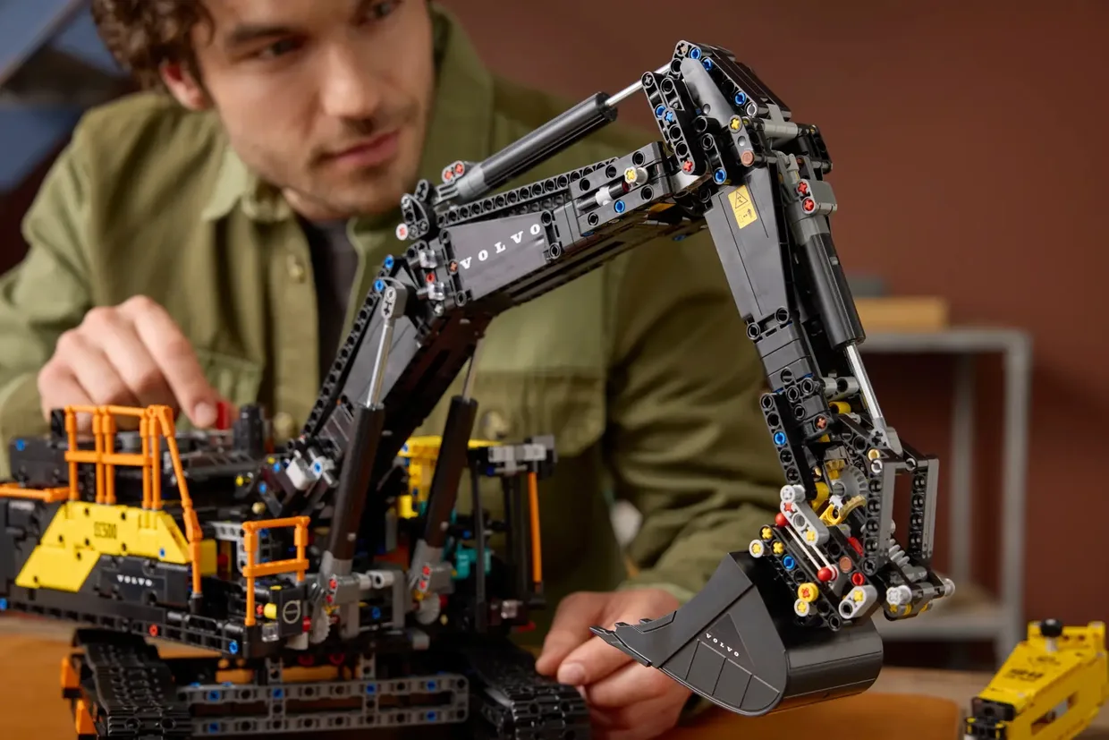 Конструктор LEGO Technic Екскаватор Volvo EC500 Hybrid (42215) — фото 5