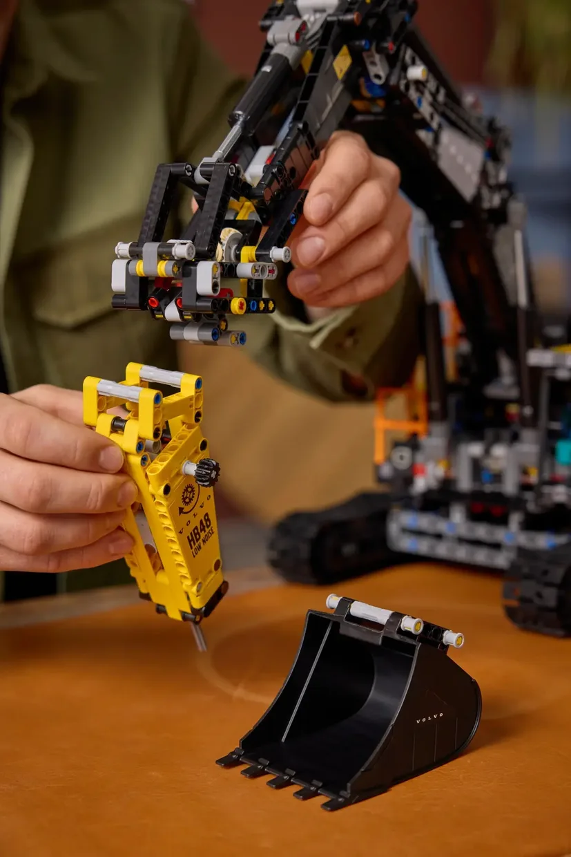 Конструктор LEGO Technic Екскаватор Volvo EC500 Hybrid (42215) — фото 6