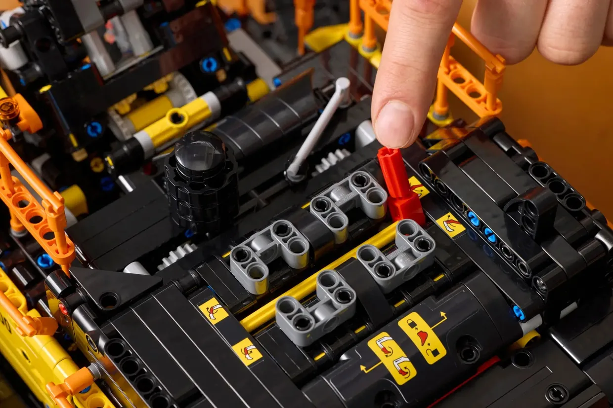 Конструктор LEGO Technic Екскаватор Volvo EC500 Hybrid (42215) — фото 7