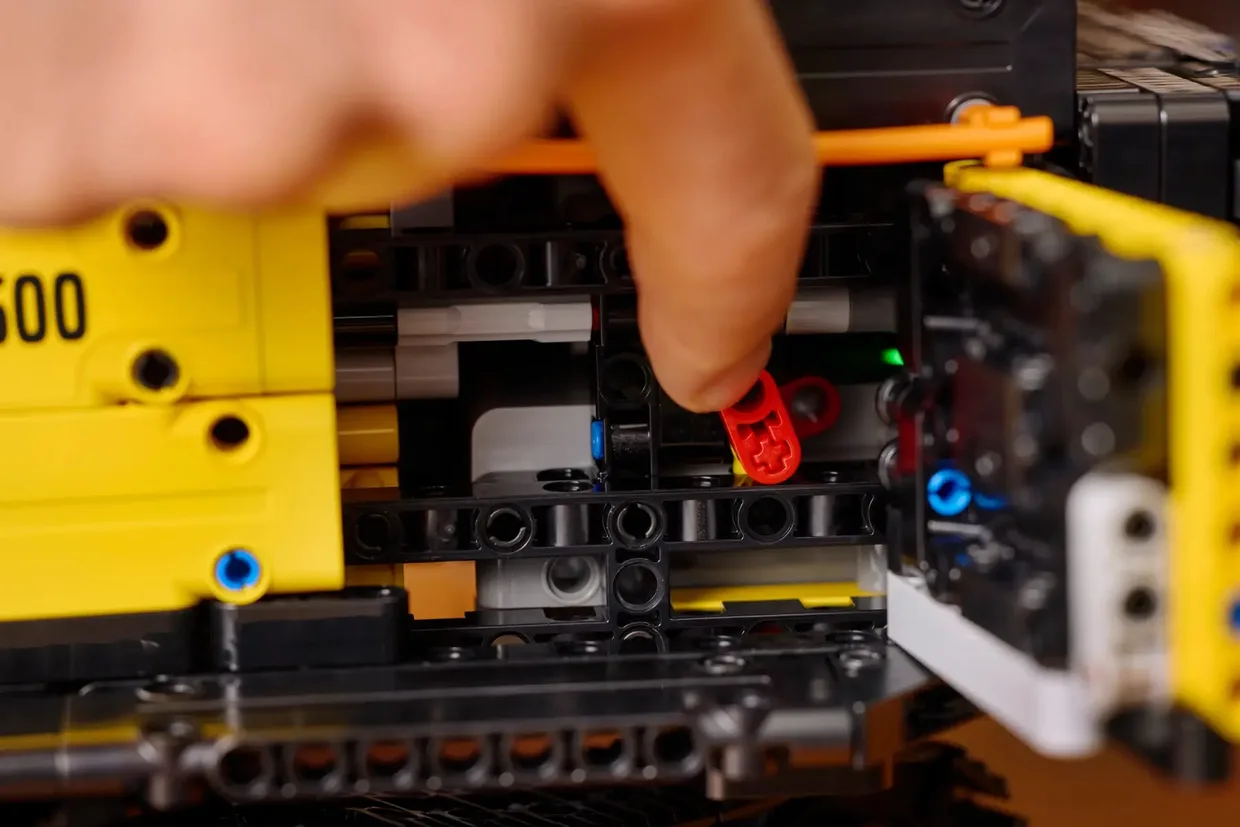Конструктор LEGO Technic Екскаватор Volvo EC500 Hybrid (42215) — фото 8