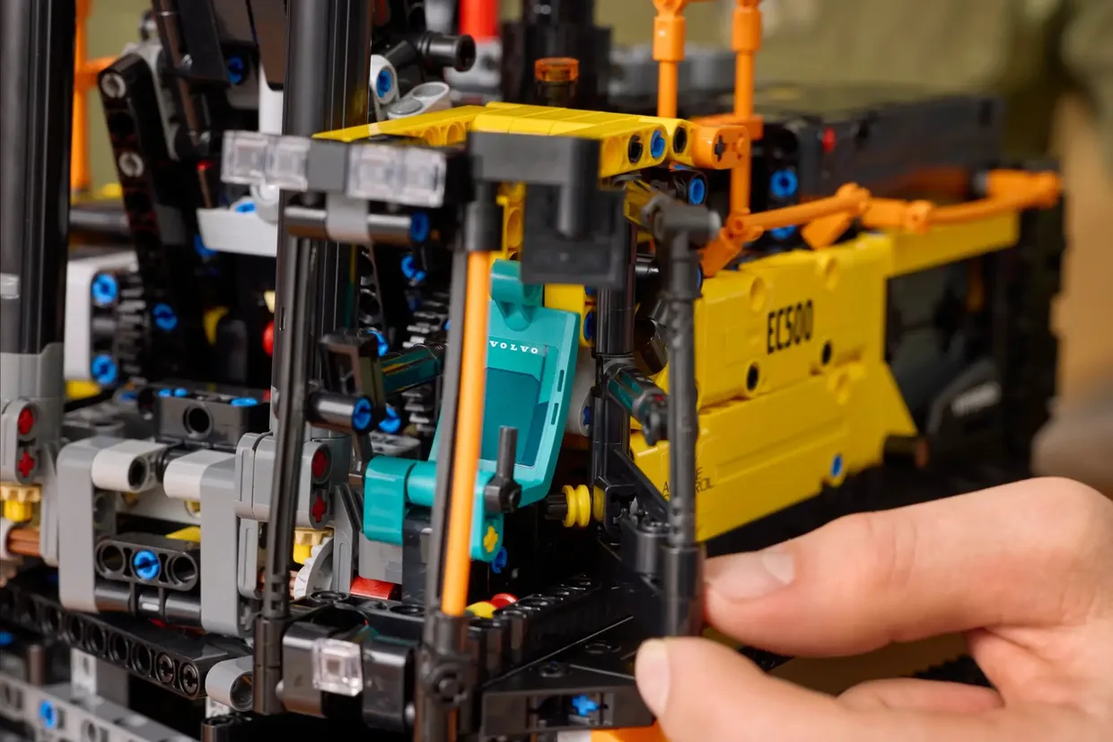 Конструктор LEGO Technic Екскаватор Volvo EC500 Hybrid (42215) — фото 9