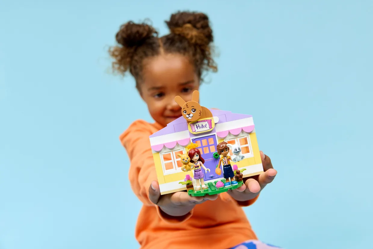 Конструктор LEGO Friends Готель для кроликів у Хартлейк-Сіті (42679) — фото 3