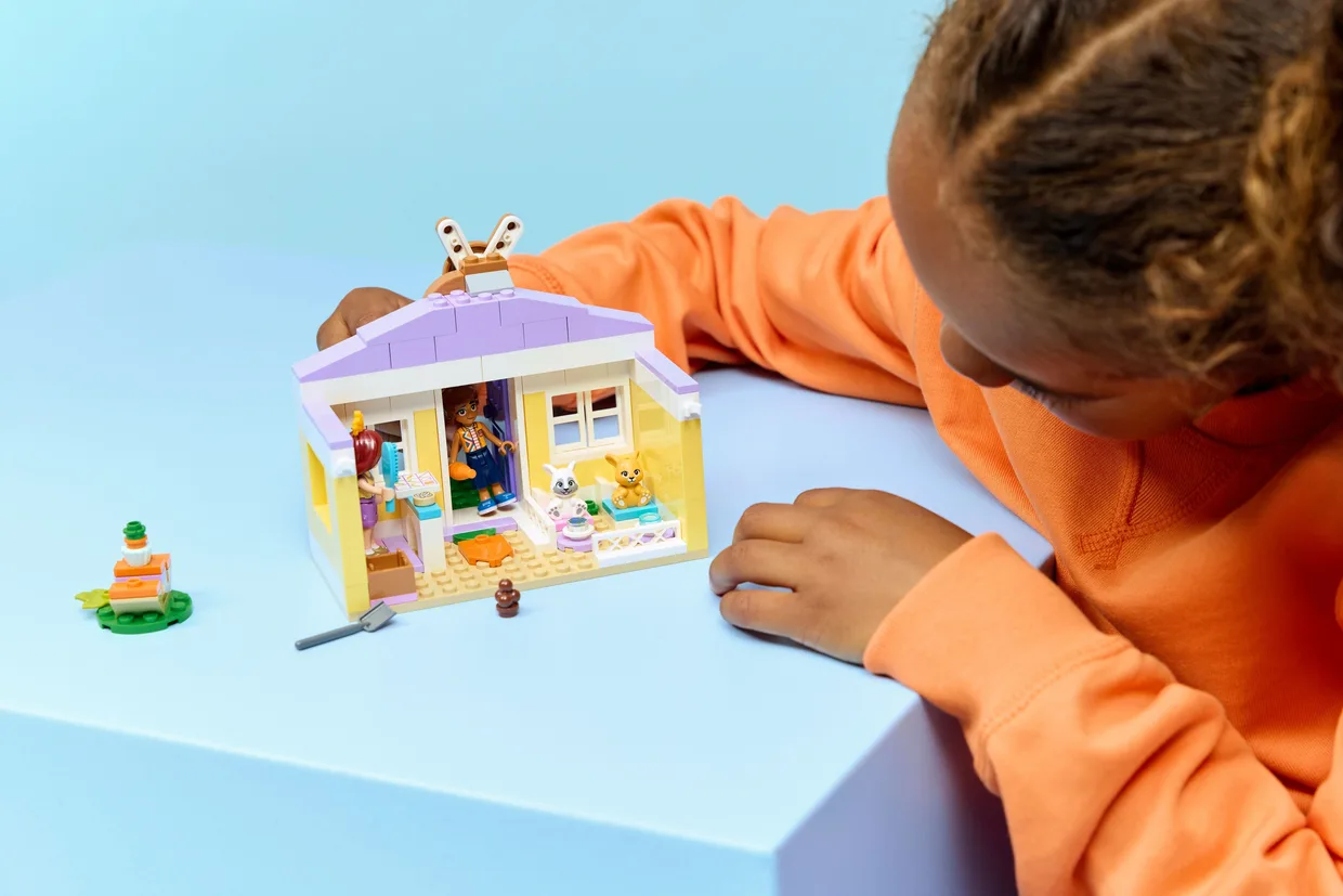 Конструктор LEGO Friends Готель для кроликів у Хартлейк-Сіті (42679) — фото 4