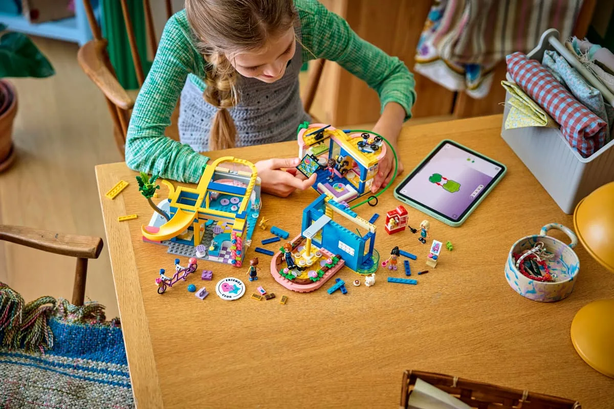 Конструктор LEGO Friends Клубный дом друзей в Хартлейк-Сити (42689) — фото 10
