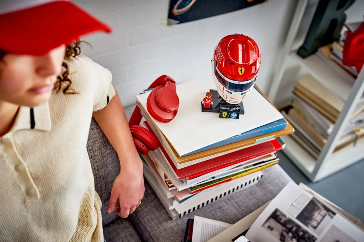 Конструктор LEGO Editions Formula 1 Шолом Шарля Леклера Scuderia Ferrari HP (43014) — фото 9