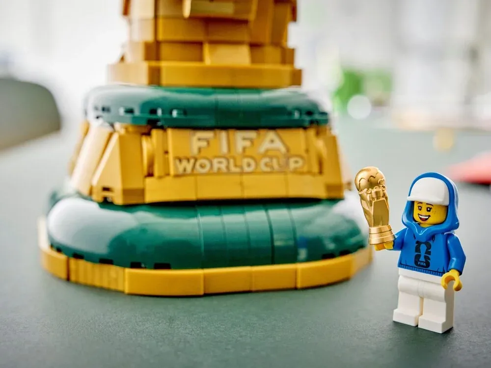 Конструктор LEGO Editions Football Официальный трофей чемпионата мира по футболу FIFA (43020) — фото 4