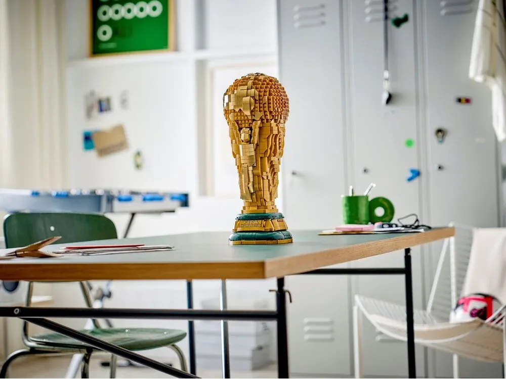 Конструктор LEGO Editions Football Официальный трофей чемпионата мира по футболу FIFA (43020) — фото 5