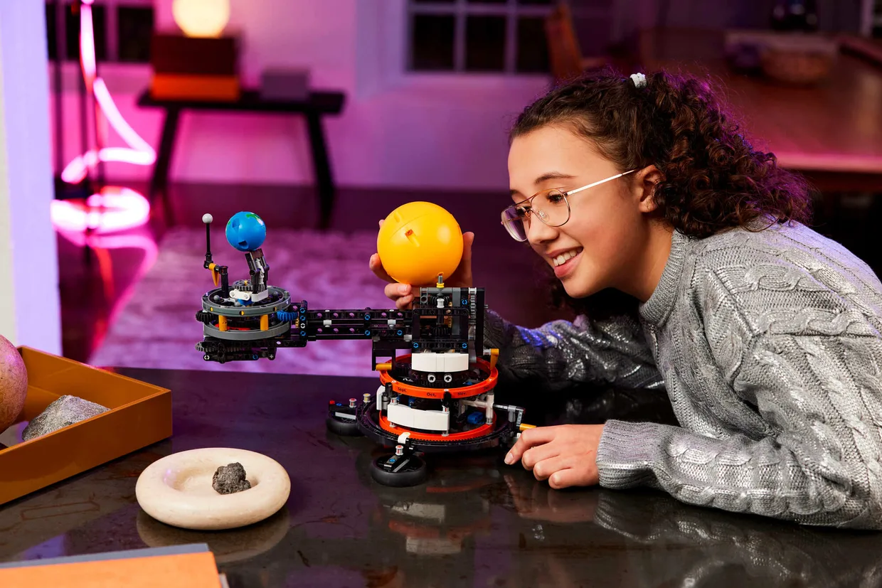 Конструктор LEGO Technic Земля та Місяць на орбіті (42179) — фото 5