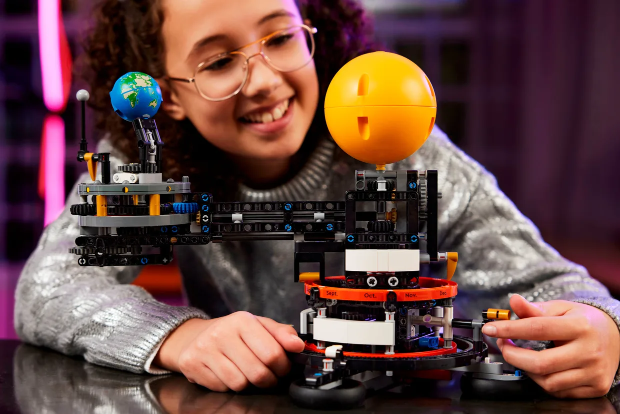 Конструктор LEGO Technic Земля та Місяць на орбіті (42179) — фото 6