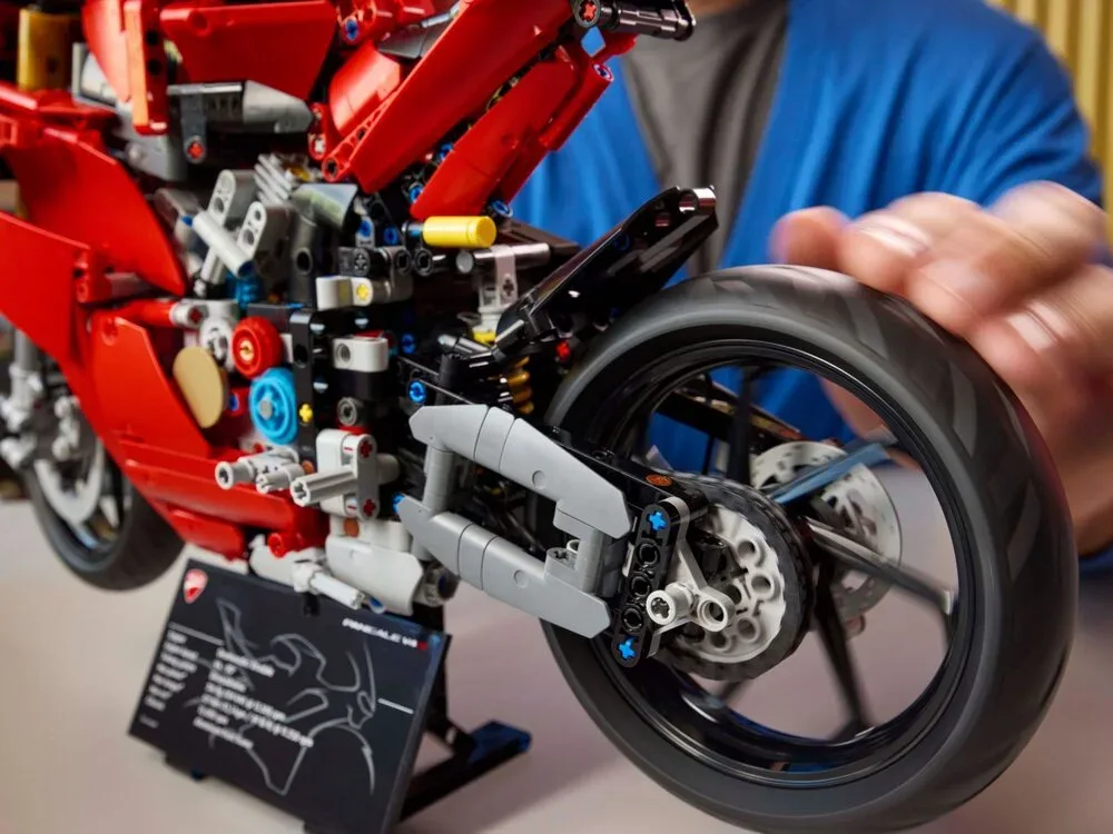 Конструктор LEGO Technic Мотоцикл Ducati Panigale V4 S (42202) — фото 8