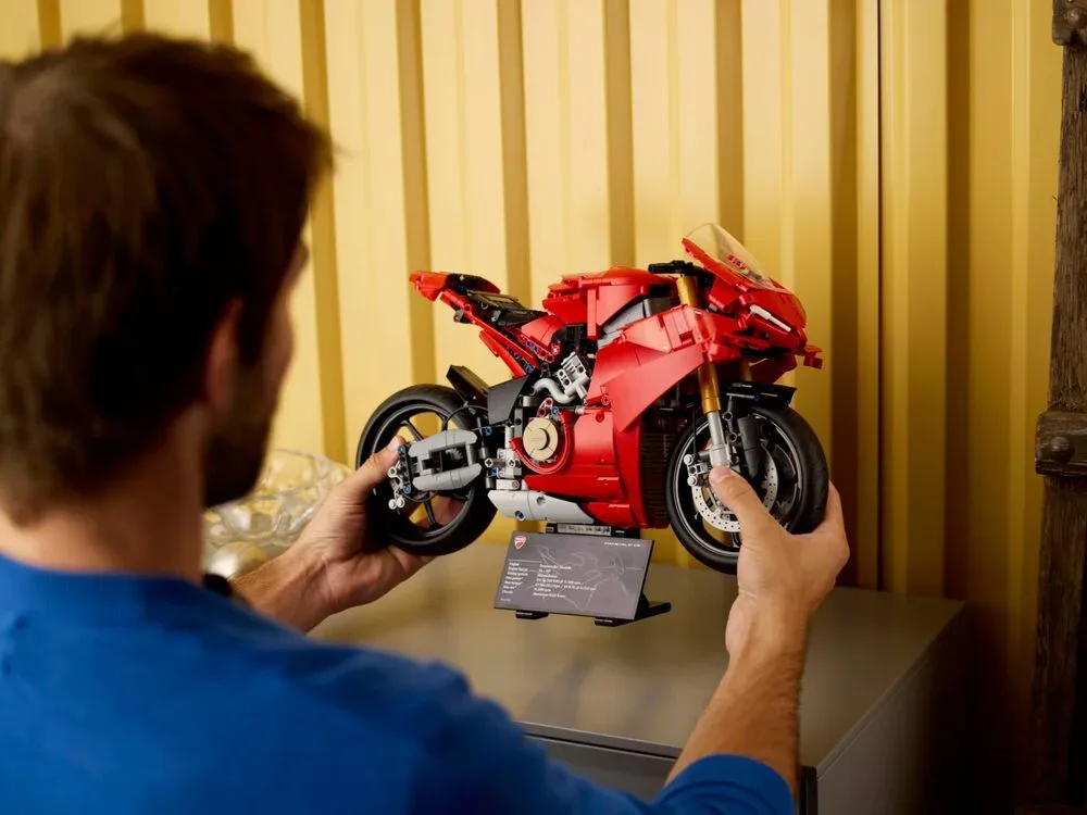 Конструктор LEGO Technic Мотоцикл Ducati Panigale V4 S (42202) — фото 9