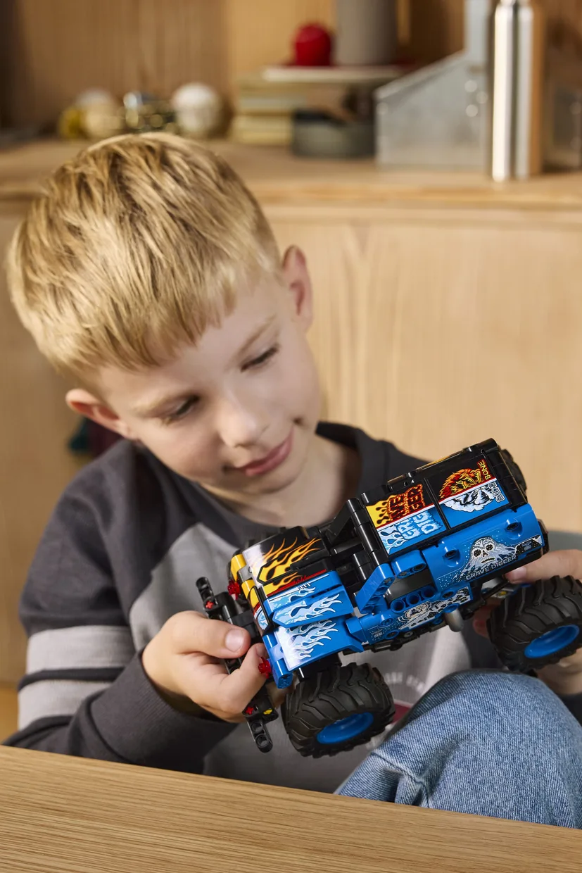 Конструктор LEGO Technic Monster Jam Grave Digger «Огонь и лёд» (42219) — фото 7