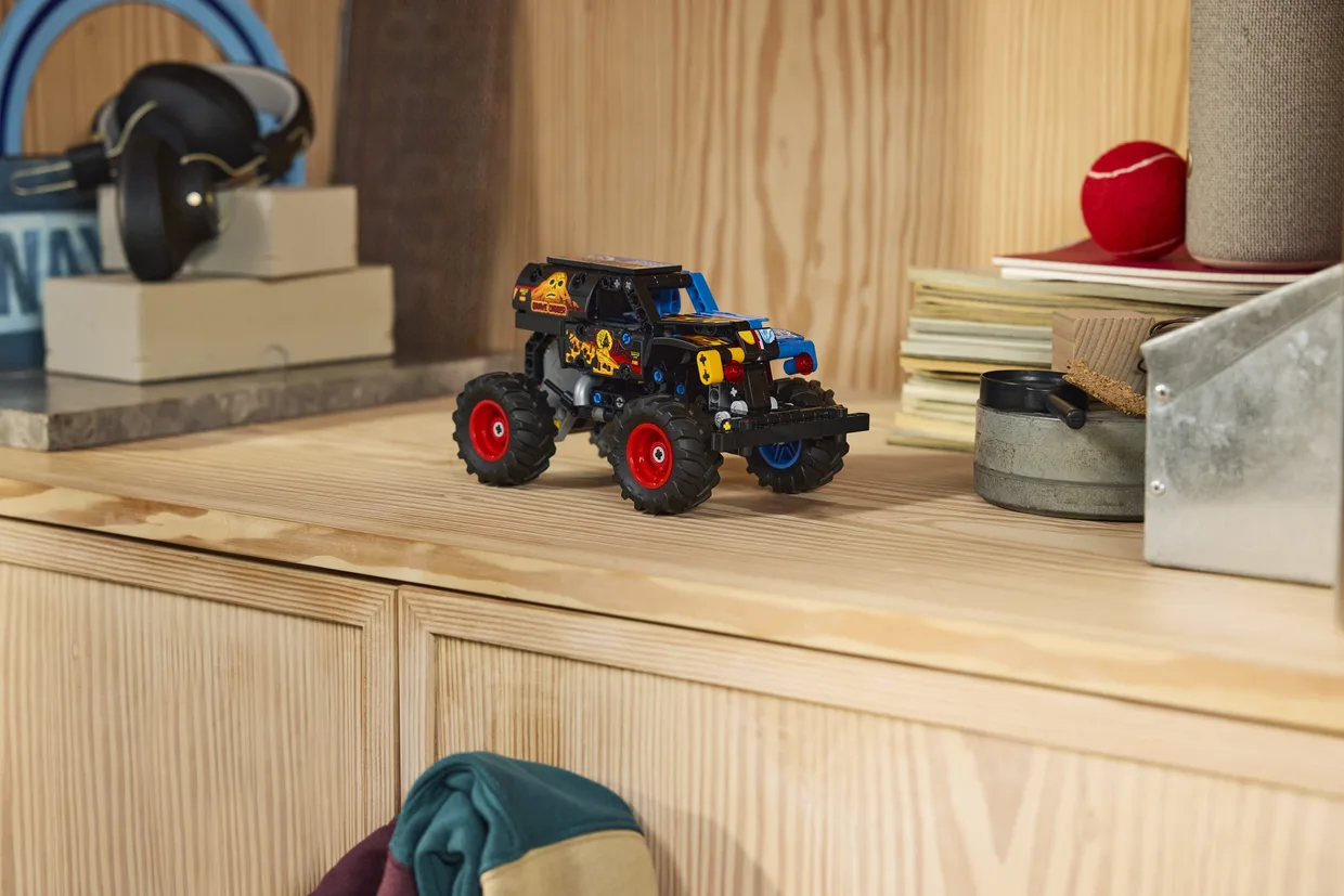 Конструктор LEGO Technic Monster Jam Grave Digger «Огонь и лёд» (42219) — фото 10