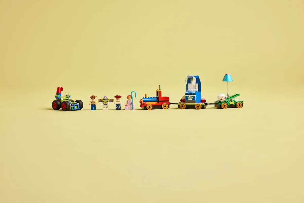 Конструктор LEGO Disney Pixar Празднование с «Историей игрушек»: поезд и гоночное авто (43264) — фото 7