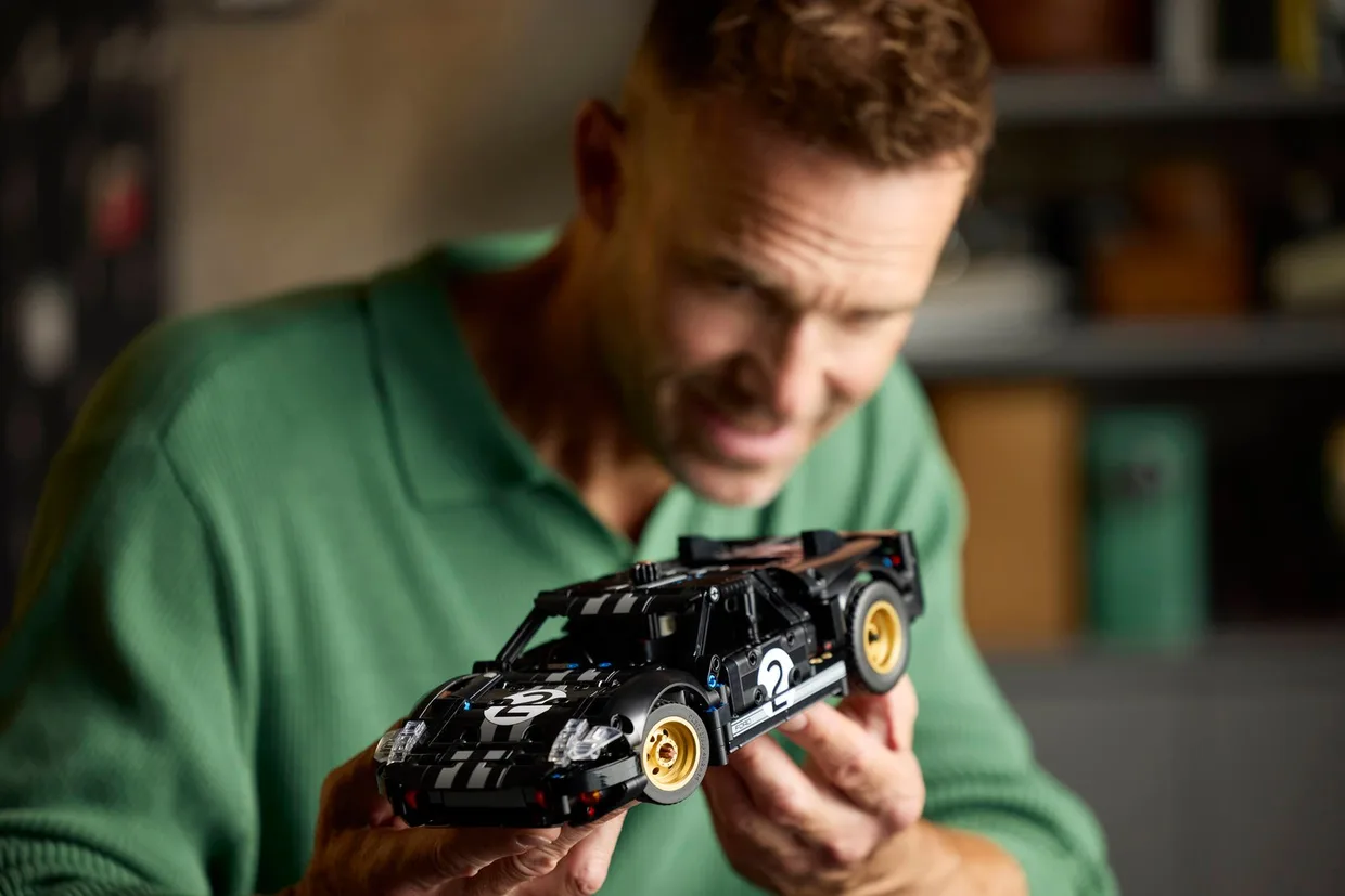 Конструктор LEGO Technic Гоночний автомобіль Ford GT40 MKII 1966 року (42223) — фото 6