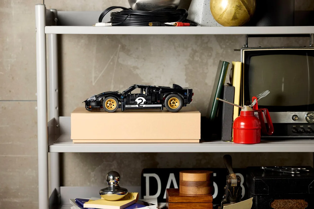 Конструктор LEGO Technic Гоночний автомобіль Ford GT40 MKII 1966 року (42223) — фото 8
