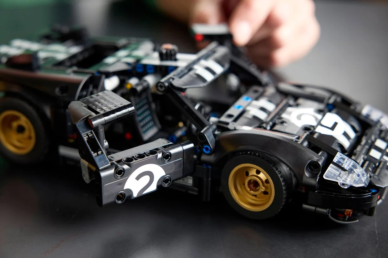 Конструктор LEGO Technic Гоночний автомобіль Ford GT40 MKII 1966 року (42223) — фото 9