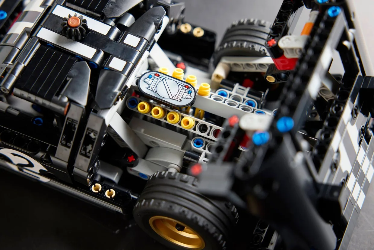 Конструктор LEGO Technic Гоночний автомобіль Ford GT40 MKII 1966 року (42223) — фото 10