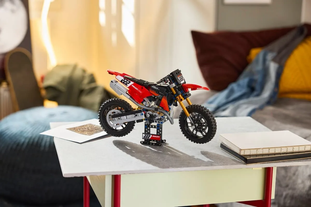 Конструктор LEGO Technic Мотоцикл Ducati Desmo450 MX Factory (42238) — фото 8