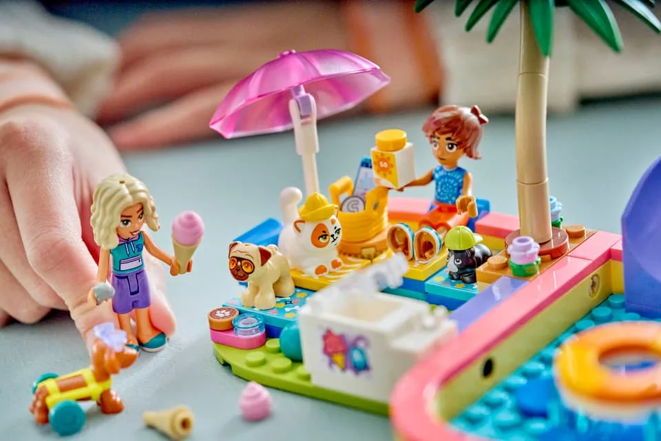 Конструктор LEGO Friends Весёлый день в аквапарке (42676) — фото 11