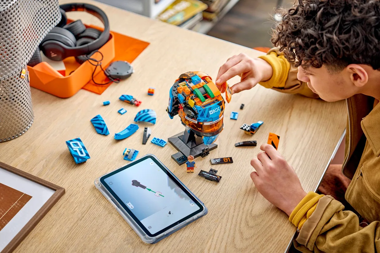 Конструктор LEGO Editions Formula 1 Шлем Оскара Пиастри McLaren (43017) — фото 7