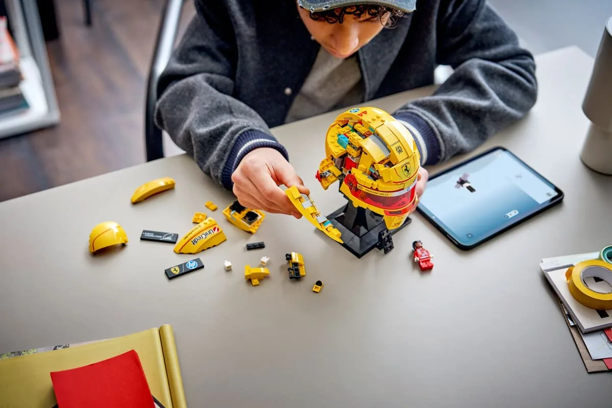 Конструктор LEGO Editions Formula 1 Шолом Льюїса Гамільтона Scuderia Ferrari HP (43022) — фото 6