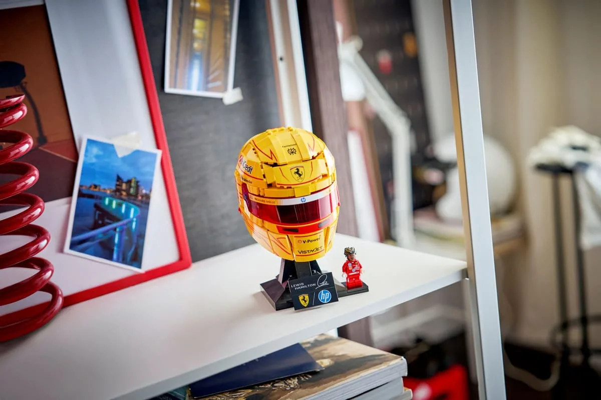 Конструктор LEGO Editions Formula 1 Шолом Льюїса Гамільтона Scuderia Ferrari HP (43022) — фото 8