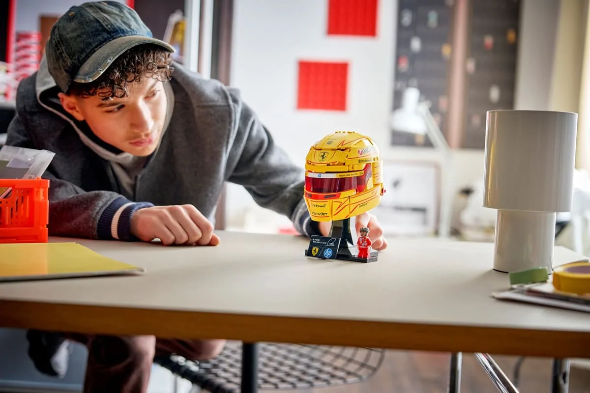 Конструктор LEGO Editions Formula 1 Шолом Льюїса Гамільтона Scuderia Ferrari HP (43022) — фото 9