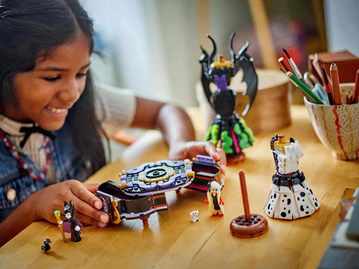 Конструктор LEGO Disney Платья Малефисенты и Круэллы де Виль (43262) — фото 2