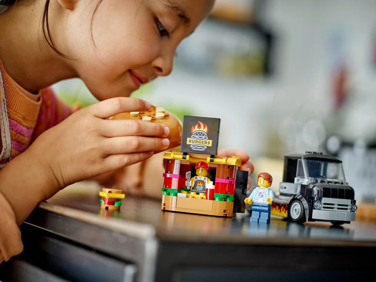 Конструктор LEGO City Грузовик с гамбургерами (60404) — фото 4