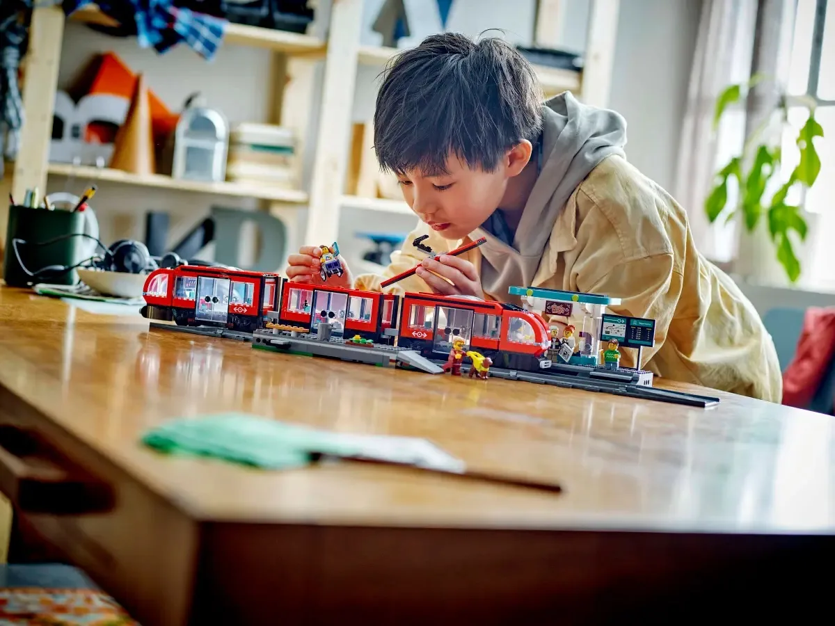 Конструктор LEGO City Трамвай и остановка в центре города (60423) — фото 8