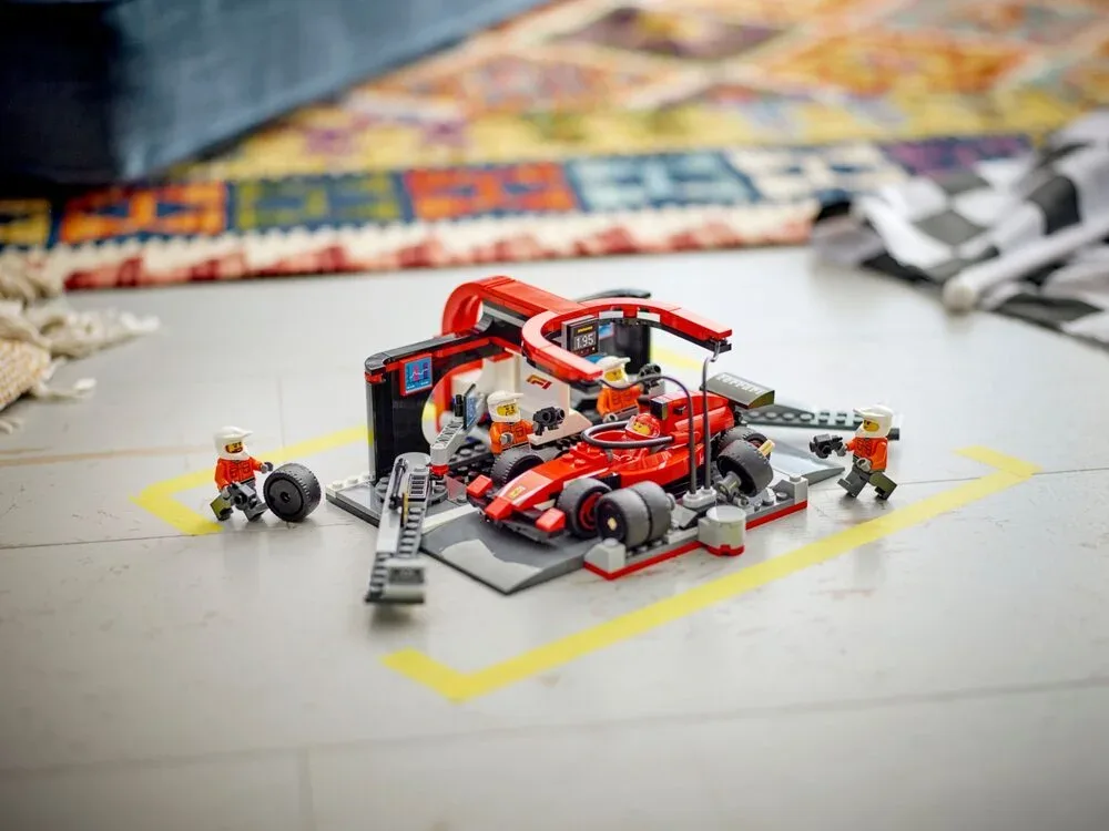Конструктор LEGO City Піт-стоп і піт-екіпаж F1 з болідом Ferrari (60443) — фото 8