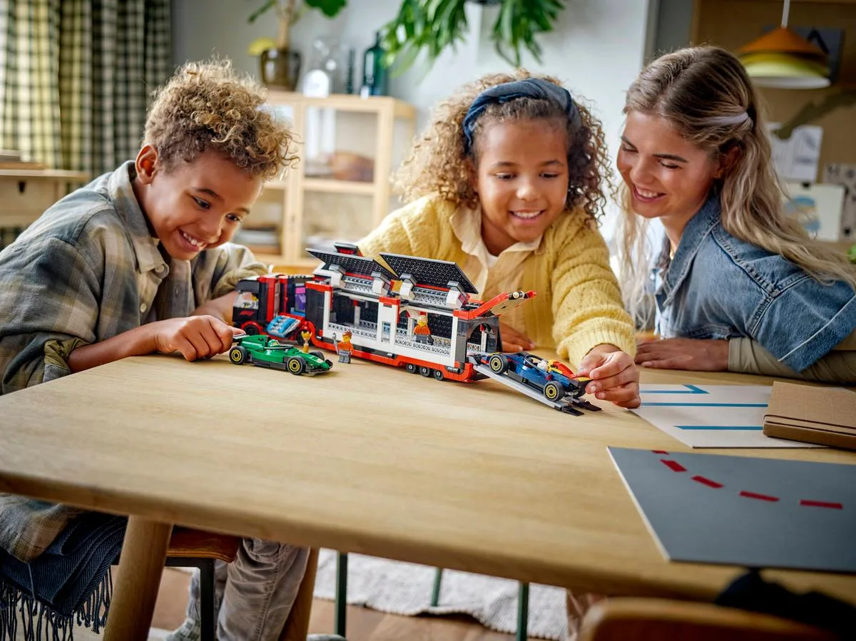 Конструктор LEGO City Грузовик F1 с болидами RB20 и AMR24 (60445) — фото 4