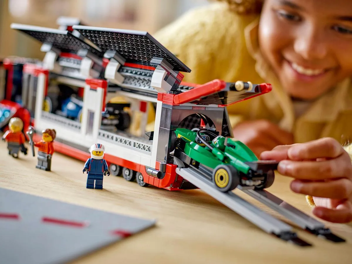 Конструктор LEGO City Грузовик F1 с болидами RB20 и AMR24 (60445) — фото 5
