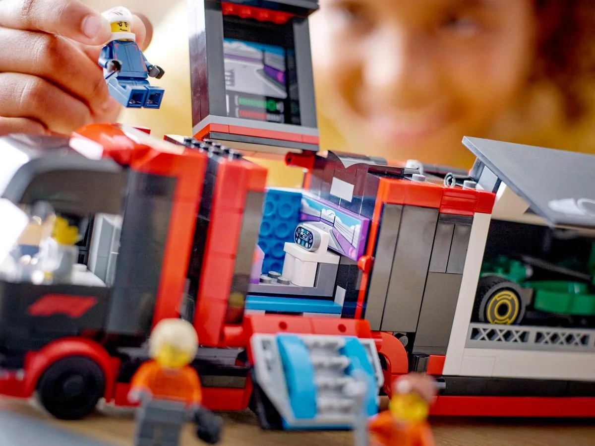 Конструктор LEGO City Грузовик F1 с болидами RB20 и AMR24 (60445) — фото 6