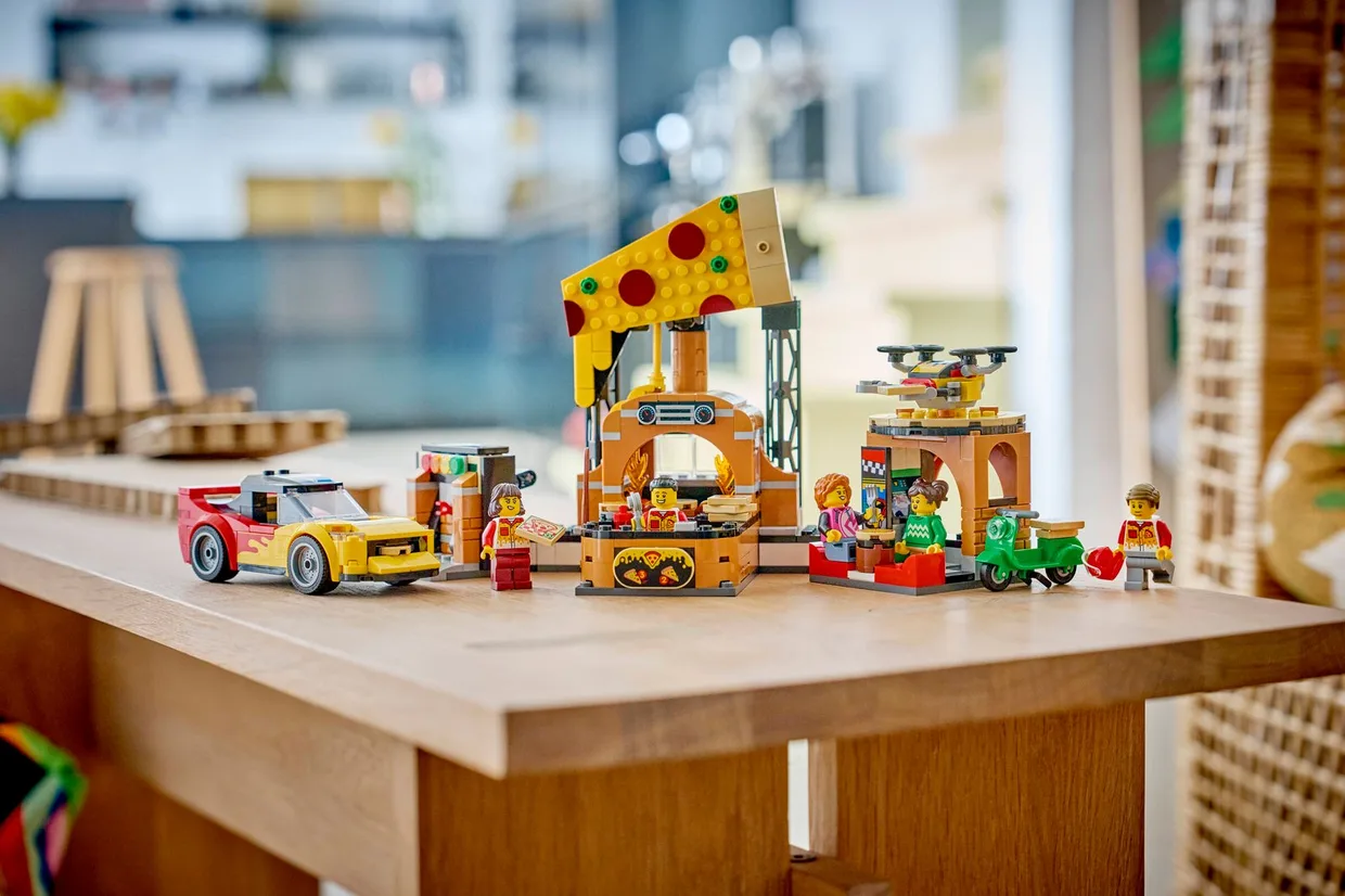Конструктор LEGO City Доставка піци з транспортними засобами (60496) — фото 9