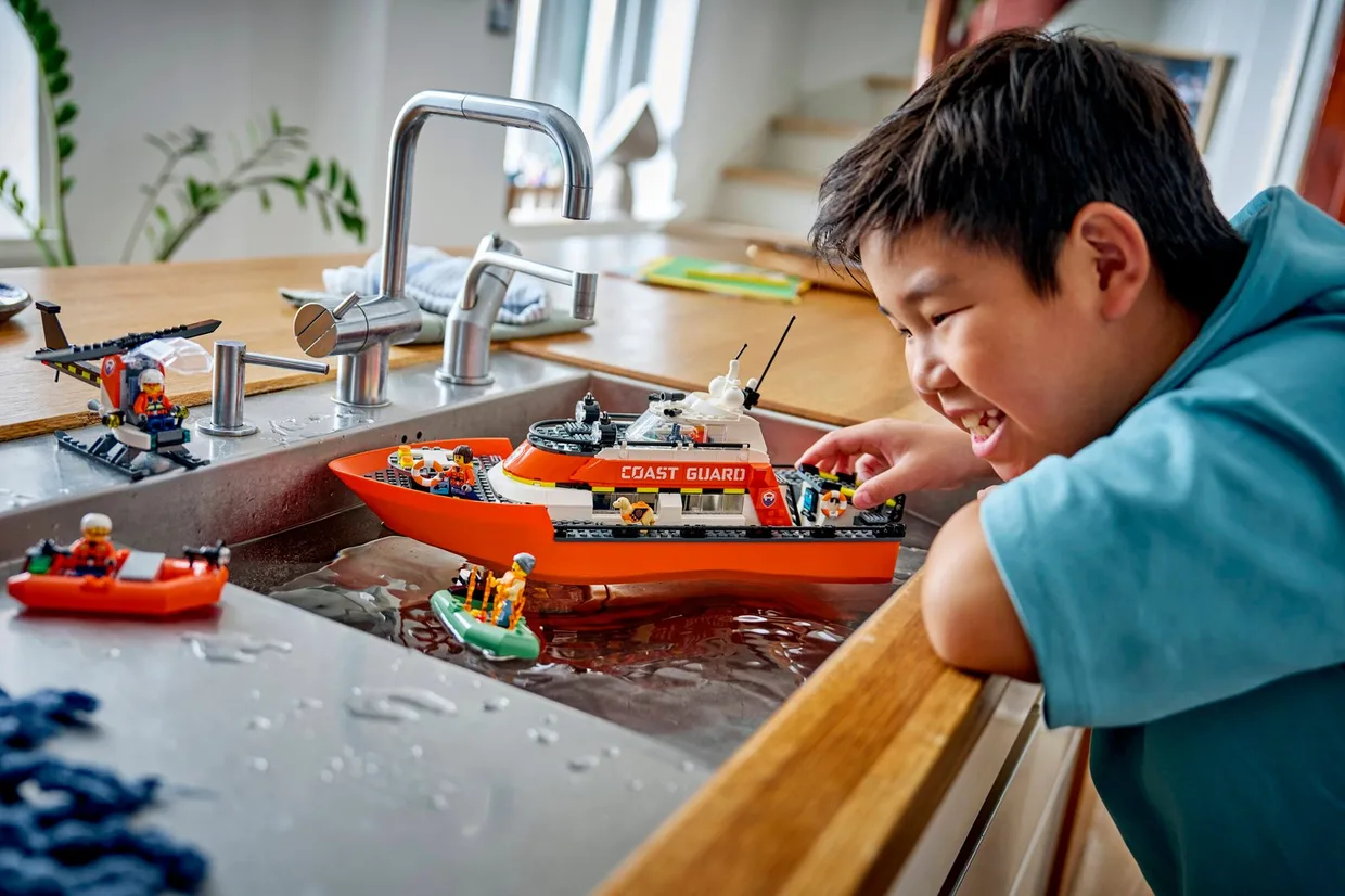 Конструктор LEGO City Спасательный катер и вертолёт береговой охраны (60504) — фото 8