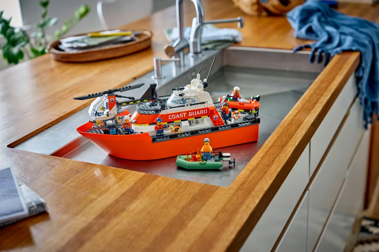 Конструктор LEGO City Спасательный катер и вертолёт береговой охраны (60504) — фото 9