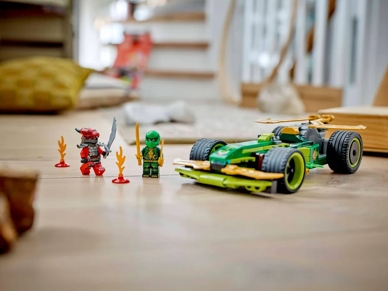 Конструктор LEGO Ninjago Гоночный автомобиль Ллойда с инерционным двигателем (71828) — фото 5