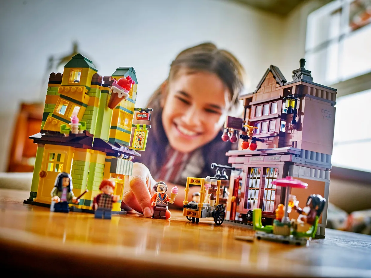 Конструктор LEGO Harry Potter Крамниця «Найкраще для квідичу» і кафе-морозиво (76452) — фото 4
