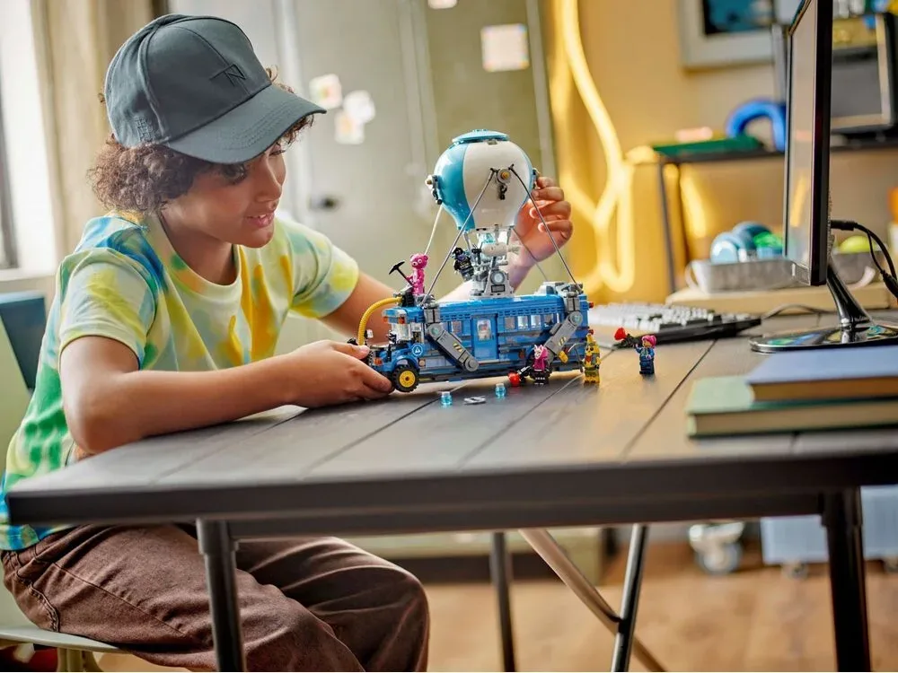 Конструктор LEGO Fortnite Боевой автобус (77073) — фото 6