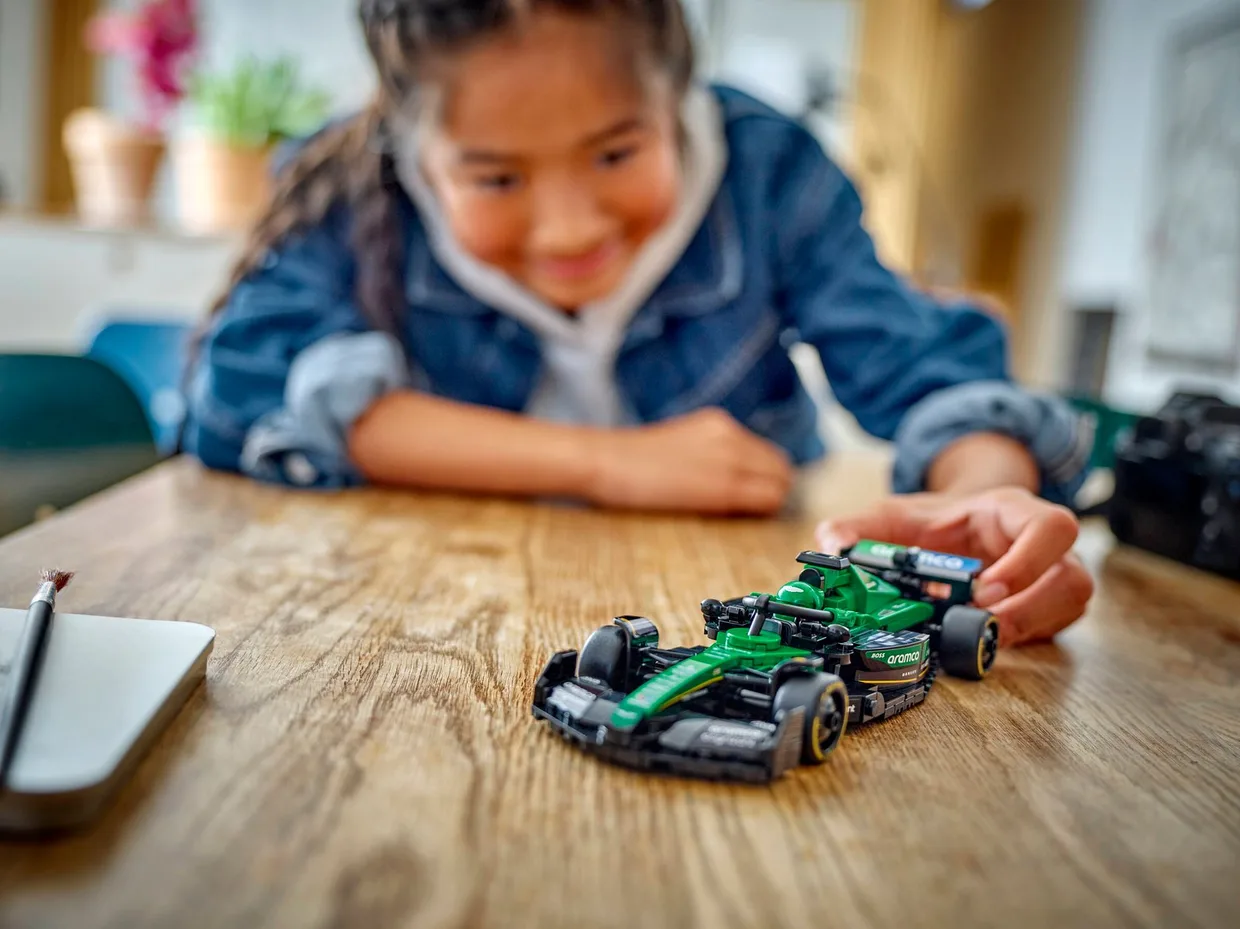 Конструктор LEGO Speed Champions Гоночный автомобиль Aston Martin Aramco F1 AMR24 (77245) — фото 6