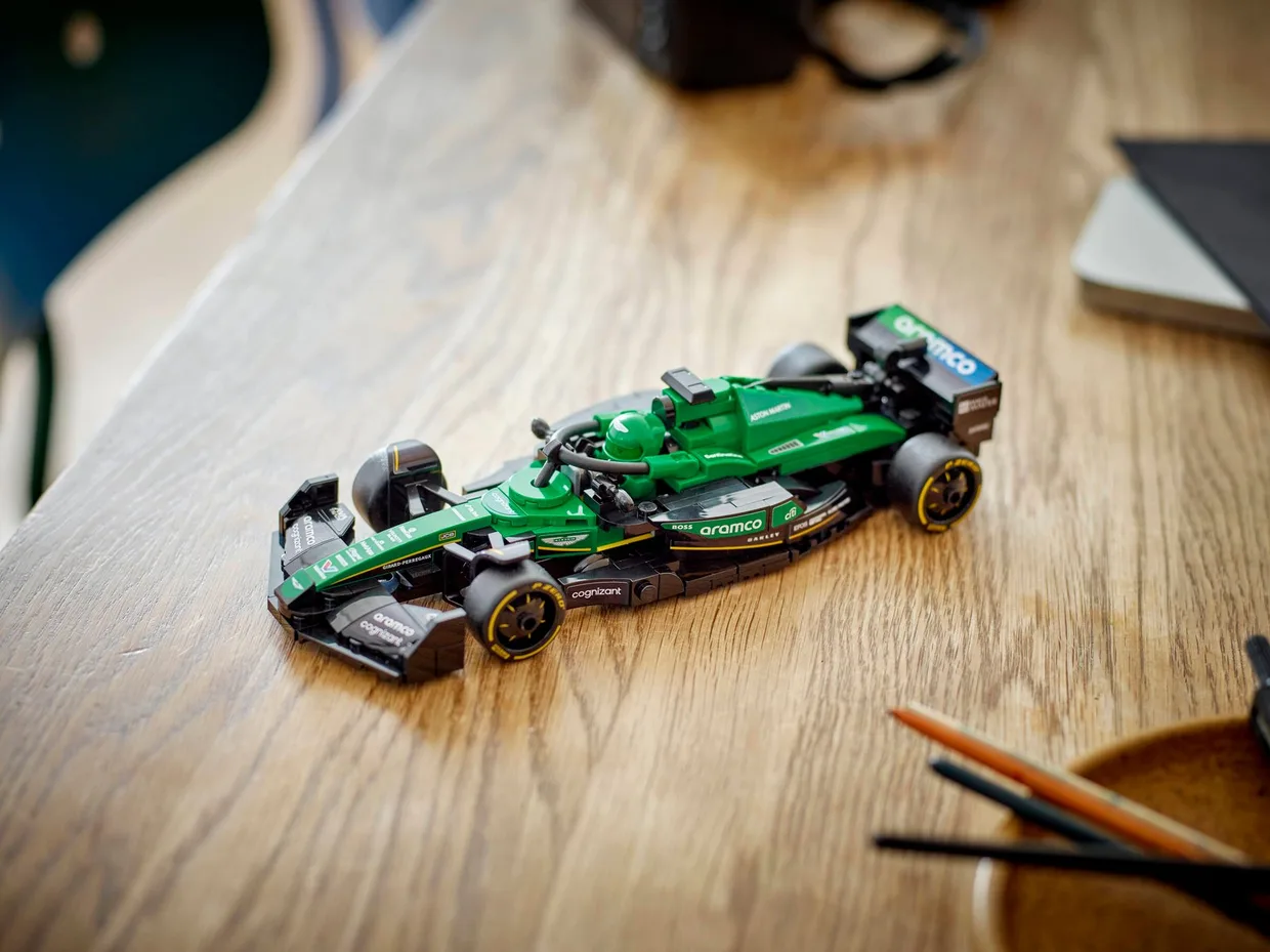 Конструктор LEGO Speed Champions Гоночный автомобиль Aston Martin Aramco F1 AMR24 (77245) — фото 7