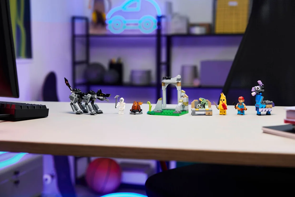Конструктор LEGO Fortnite Лагерь Пили и Спаркплага (77075) — фото 8