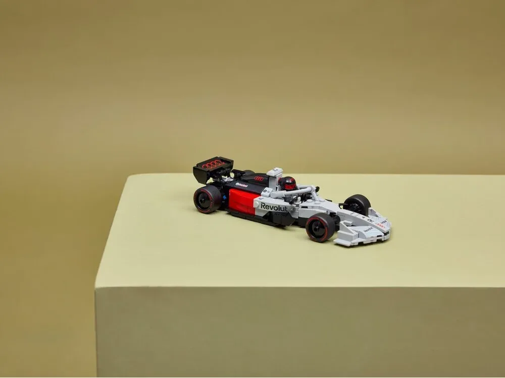 Конструктор LEGO Speed Champions Гоночный автомобиль Audi Revolut F1 Team R26 (77259) — фото 7