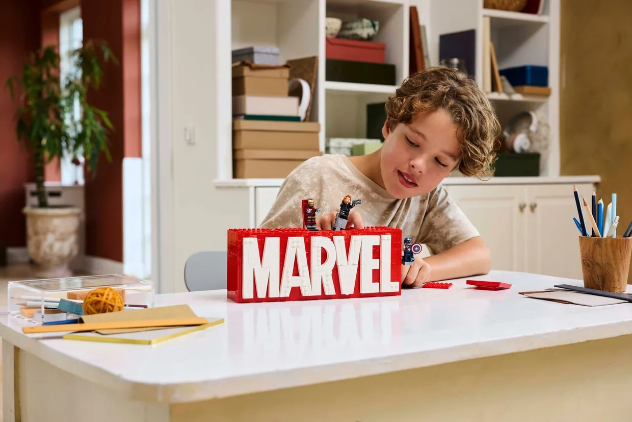 Конструктор LEGO Marvel Логотип і мініфігурки MARVEL (76313) — фото 5